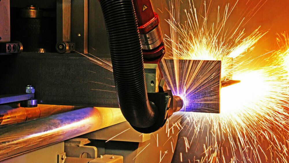 Boring, sveising, brenning av stål gjøres med robotarmer, som denne fra Voortman. Nå slipper stålverkstedene å programmere maskinene selv.