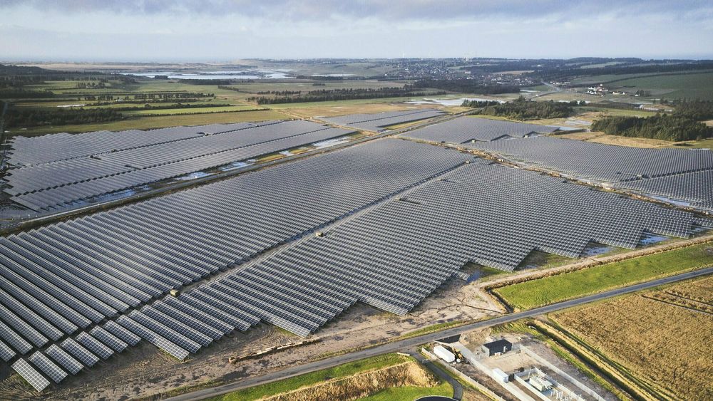 European Energy skal etablere Nord-Europas største solcelleanlegg i Aabenraa i Danmark. Det bygges uten subsidier, og får en ytelse på 300 MW og en antatt kostnad på tilsvarende 1,5 milliarder norske kroner.