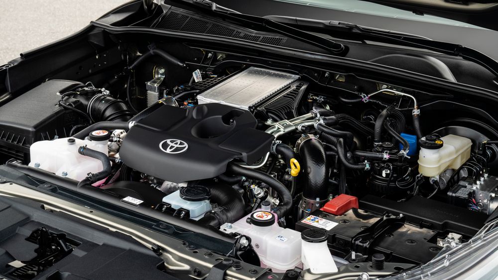 Motorrommet i en Toyota Hilux.