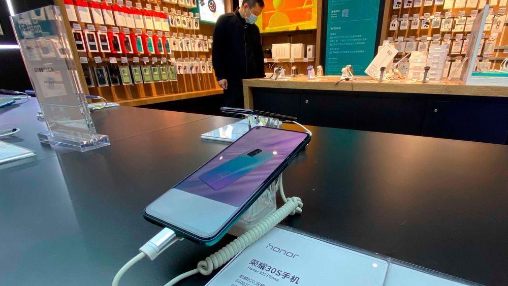 Huawei opplyser tirsdag at det har solgt telefonserien Honor til et konsortium i Kina for å sikre at selskapet, som er tynget av sanksjoner fra USA, overlever.
