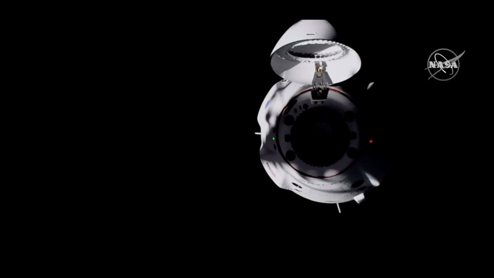 Bilder fra NASA TV viser romkapselen Dragon fra SpaceX som nærmer seg Den internasjonale romstasjonen (ISS).