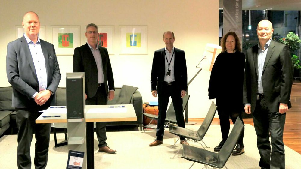 Administrerende direktør i Eltel Networks, Thor-Egel Bråthen, og direktør for strategi og forretningsutvikling i Eltel Networks, Svein Andorf Olsen, sammen med direktør for partner management i Telenor Norge, Bjørn Rudberg, teknisk direktør i Telenor Norge, Ingeborg Øftshus, og finansdirektør i Telenor Norge, Terje Borge, under kontraktsignering tirsdag.