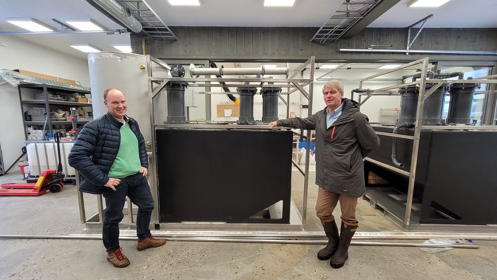 Produksjon: N2 Applied har startet produksjon av de første maskinene som behandler naturgjødsel på gården i Numedal. Til venstre; forretningsutvikler Kåre Gunnar Fløystad. Til høyre medgründer og teknisk sjef, 
Rune Ingels.