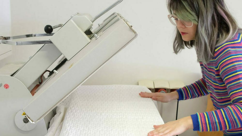 Esmée Willemsen jobber her med en versjon av gardinene som er fylt med materiale som bruker faseforadnring til å stabilisere temperaturen rundt 25°C.
