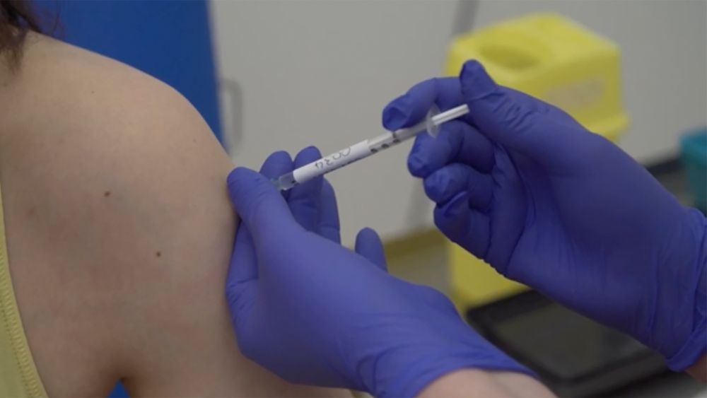 En person får Oxford-vaksinen under de første testene på mennesker i april. Nå er vaksinen straks klar. 