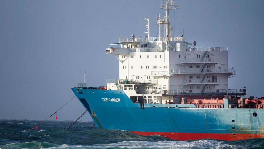Skipsreder Georg Eide er dømt til seks måneders ubetinget fengsel for å ha bidratt til å få skipet Tide Carrier ut av opplag. Her fra redningsaksjon ved Feistein fyr utenfor Klepp i 2017. 