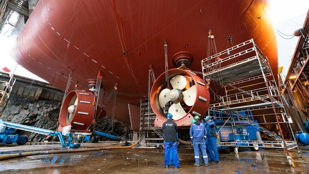 Ulstein Verft har foreløpig nok å gjøre, blant annet med kabelskipet Nexans Aurora. Byggeoppdraget har gitt kontrakter til mange lokale leverandører, balnt dem Brunvoll, som har levert azimuthpropeller.