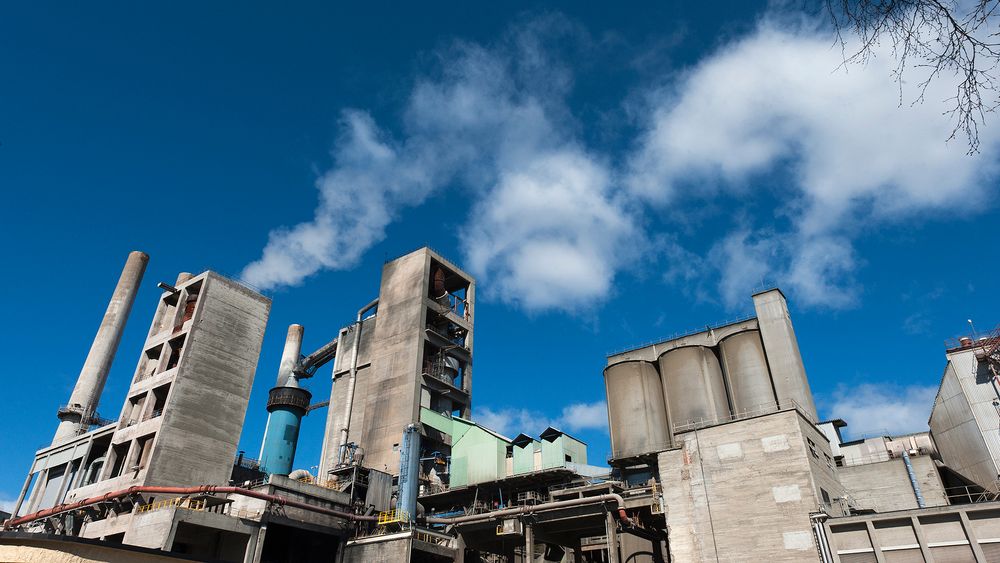 Ved sementfabrikken til Norcem i Brevik er de i full gang med å klargjøre for et fullskala CO2-fangstanlegg som skal i drift fra 2024. Det innebærer blant annet å søke om tillatelse til utslipp av nye stoffer.