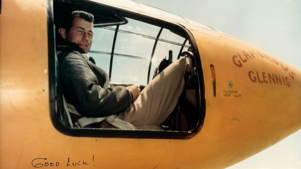 Chuck Yeager i Bell X-1-cockpiten.
