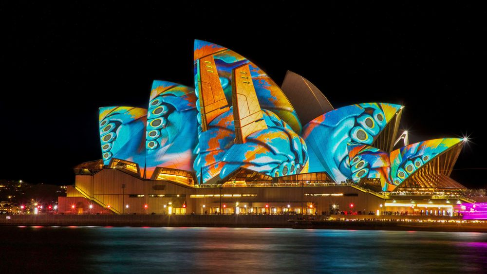 Det ikoniske operahuset i Sydney bader i farger.