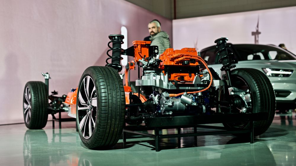 Helelektriske Volvo XC40s drivlinje, med blant annet den ene front-elmotoren. Elmotoren på batterielektriske XC40 er levert av Valeo-Siemens. Nå skal Volvo utvikle egne elmotorer.
