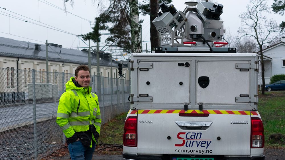 Ole-Håkon Drabløs viser frem det bilmonterte skanneutstyret som brukes til å måle trikkeskinnene i Oslo
