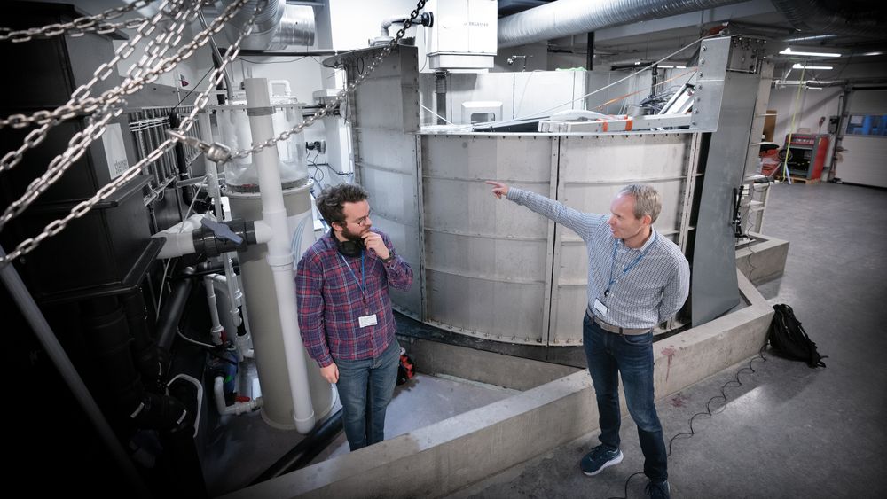 Geir Hauge (t.h) og testingeniør Thomas Sørheim Eggen er overbevist om at iFarm-teknologien skal bli en suksess. Her på Fornebu har de opprettet et testanlegg med 11 levende fisker.