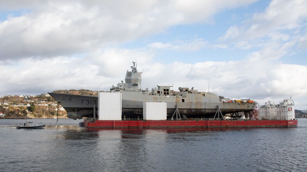 KNM Helge Ingstad på lekter i april 2019, et halvt år etter kollisjonen. Senere i 2019 ble det klart at fregatten ikke skal repareres, og 8. november samme år gikk staten til sak mot DNV GL.