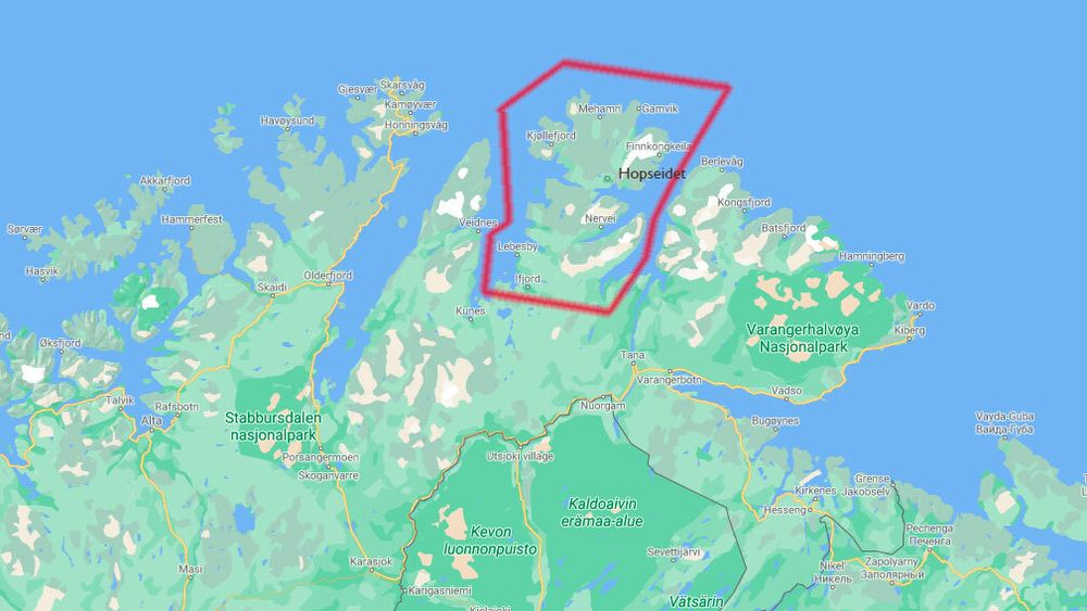 Norkinn-halvøya i Finnmark, her markert med rødt på kartet, skal få fiber via land i tillegg til sjøkabel.