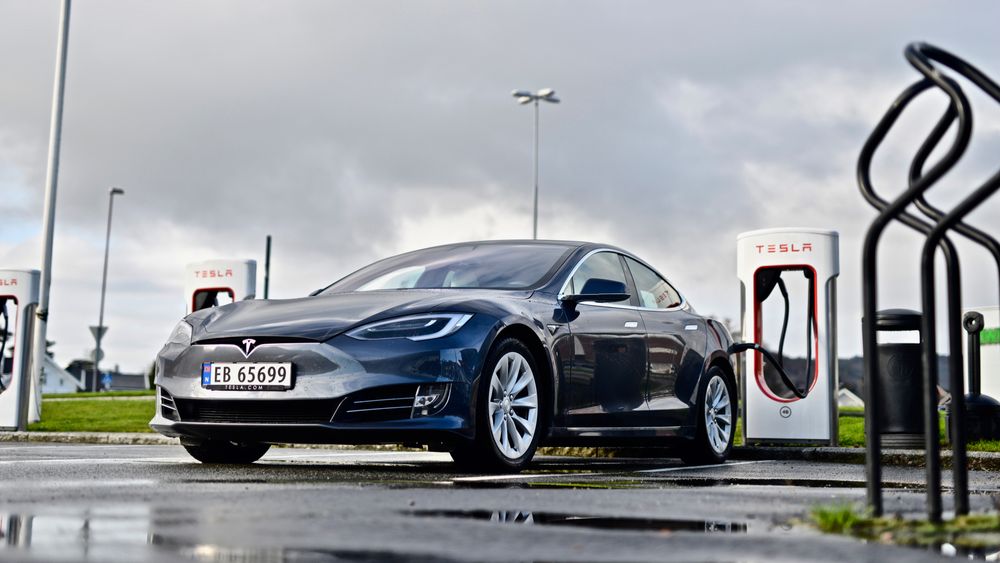 Tesla Model S ved en Supercharger i Lyngdal.