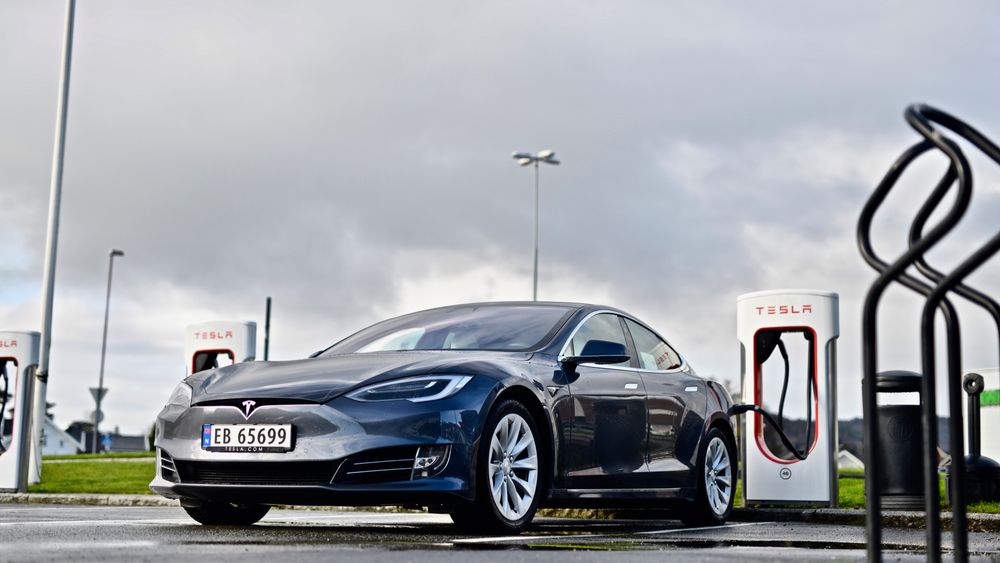Tesla Model lader ved Tesla Lyngdal Supercharger.