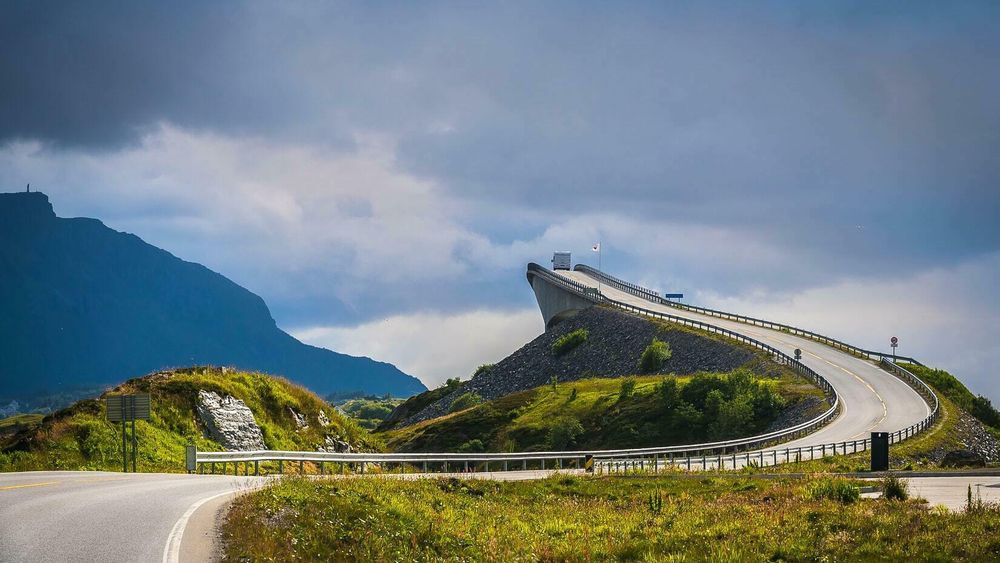 Det har vært en stor debatt i Midt-Norge rundt den samfunnsøkonomiske nytten til nye motorveier. Bildet viser Atlanterhavsveien på Averøya på Nordmøre.