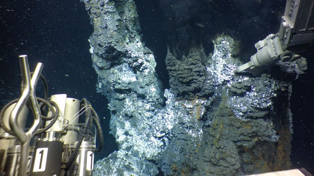  Under flere tokt i regi av OD og UiB er fjernstyrte undervannsrobotoer (ROV) blitt benyttet til å hente opp steinprøver fra havbunnen. Bildet viser prøvetaking på en massiv sulfidforekomst.