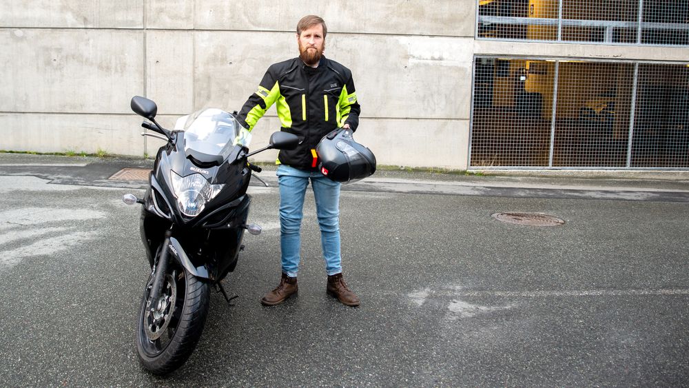 Hjelmen med Daals system i har vært teknisk sjef Sigmund Birkelands daglige hjelm siden han tok MC-førerkortet i sommer. – Det er kult å tenke på at jeg er den eneste i Europa som kjører med aktiv støydemping i motorsykkelhjelmen, sier han.