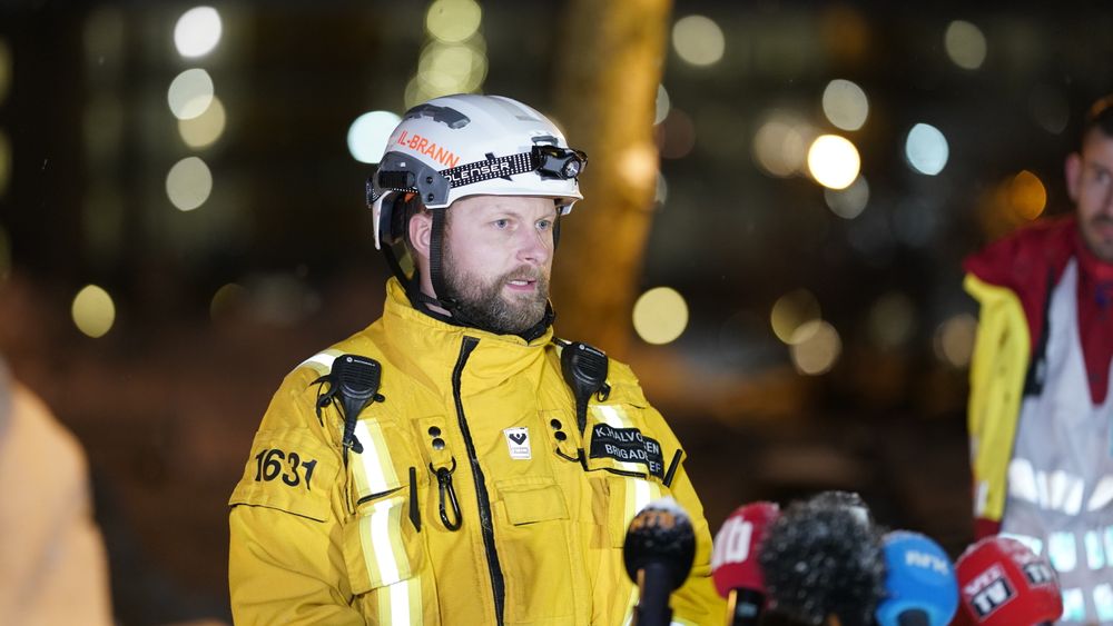 Brigadesjef Knut Halvorsen sier at redningsarbeidet vil fortsette på bakkenivå gjennom natten etter at et lite område er blitt sikret nok til at det anses som forsvarlig.