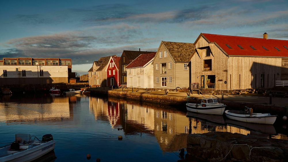 Sjøhusbebyggelse ved innseilingen til Nordrevågen på Utisra. Sjøreisen fra Haugesund til øya tar ca. 70 minutter.