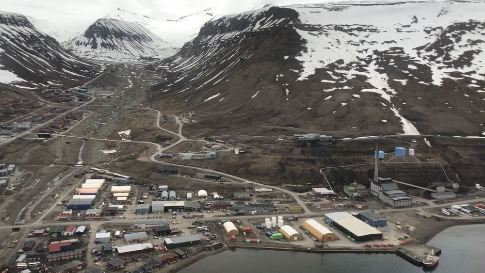 Kullkraftverket (til høyre i bildet) produserer strøm og fjernvarme til Longyearbyen. Nå skal det erstattes av en mer miljøvennlig energibærer. Regjeringen foreslår flytende naturgass eller pellets.