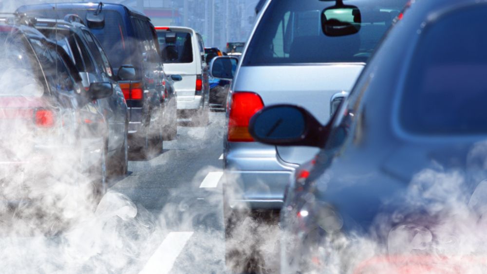 Økt CO2-avgift vil også øke bensin- og dieselprisene med mellom 4 og 5 kroner literen, siden disse bilene er kilder til utslipp. Men regjeringen er åpen for å holde bilene unna avgiftsøkningen.