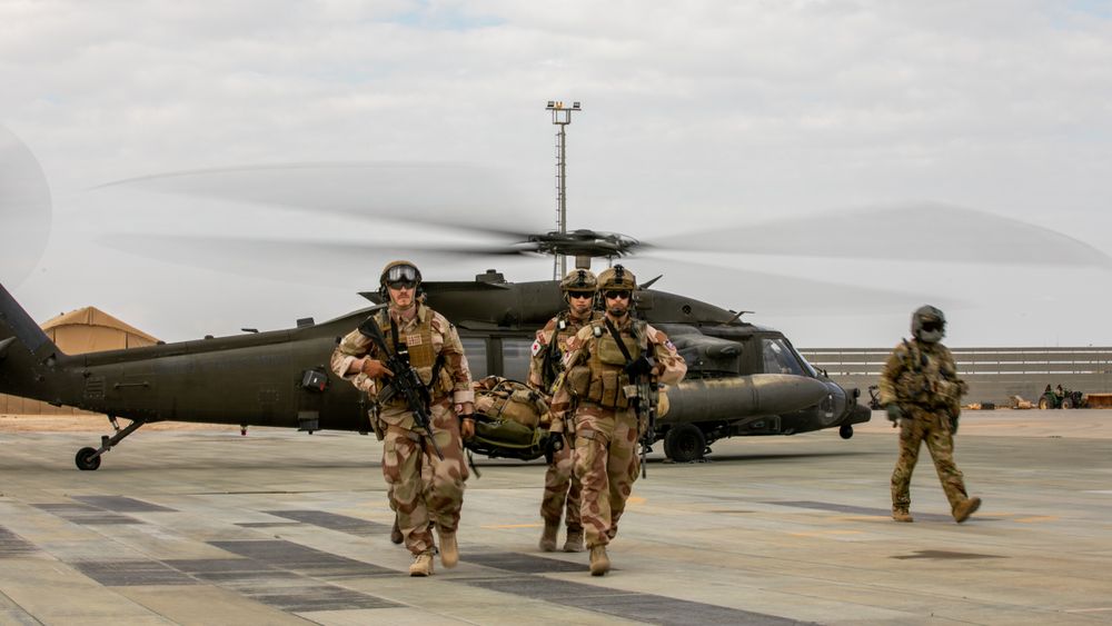 Norske soldater ved Nortu 6 trener på sanitetsevakurering med en US Army Black Hawk på Al Assad-basen i Irak i 2020. Dersom Sikorsky lykkes, blir det i 2024 med norske helikoptre i stedet.