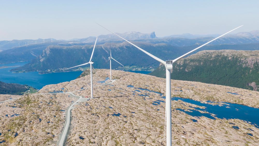Vindkraftproduksjonen i Norge satte ny rekord i fjor. Her et bilde fra arbeidet med å montere vindmøller på Guleslettene vindpark like ved Florø.
