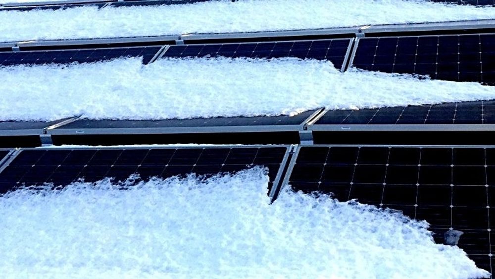 Nå er det mulig å sende strøm inn i solcellene for å smelte snøen som legger seg på dem. 