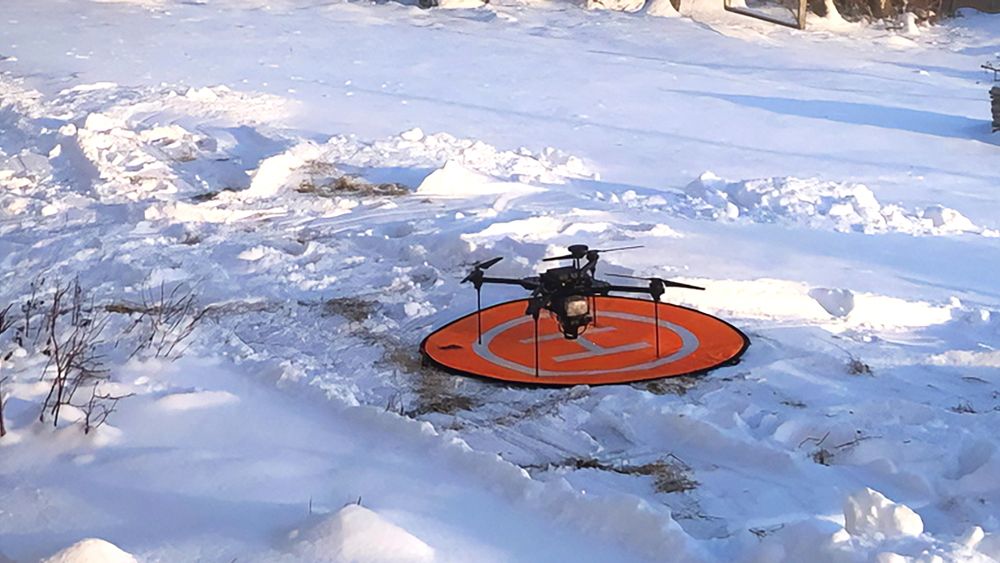 Forskerne bygger sine egne droner for å få dem stabile nok og for å få plass til de sensorene som trengs.