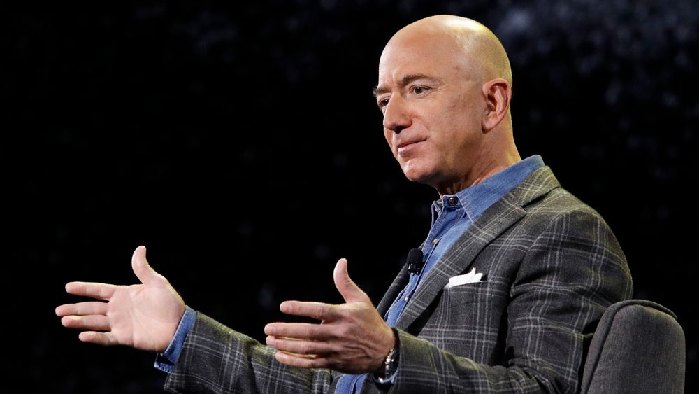 Jeff Bezos skal gi seg som Amazon-sjef i løpet av året. Han forsvinner imidlertid ikke ut av selskapet.