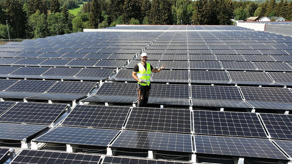 Solceller vil spille en avgjørende rolle for å løse både naturkrisen og klimakrisen, mener IEA. Her fra et anlegg på en lagerhall i Norge.