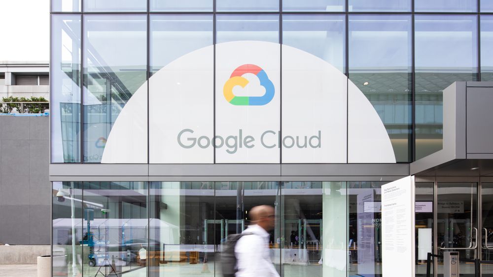 Google opplevde kraftig vekst i omsetningen av selskapets nettskytjenester i fjor, men tjener fortsatt ikke penger på virksomheten. Bildet er fra Google Cloud Next-konferansen i 2019.