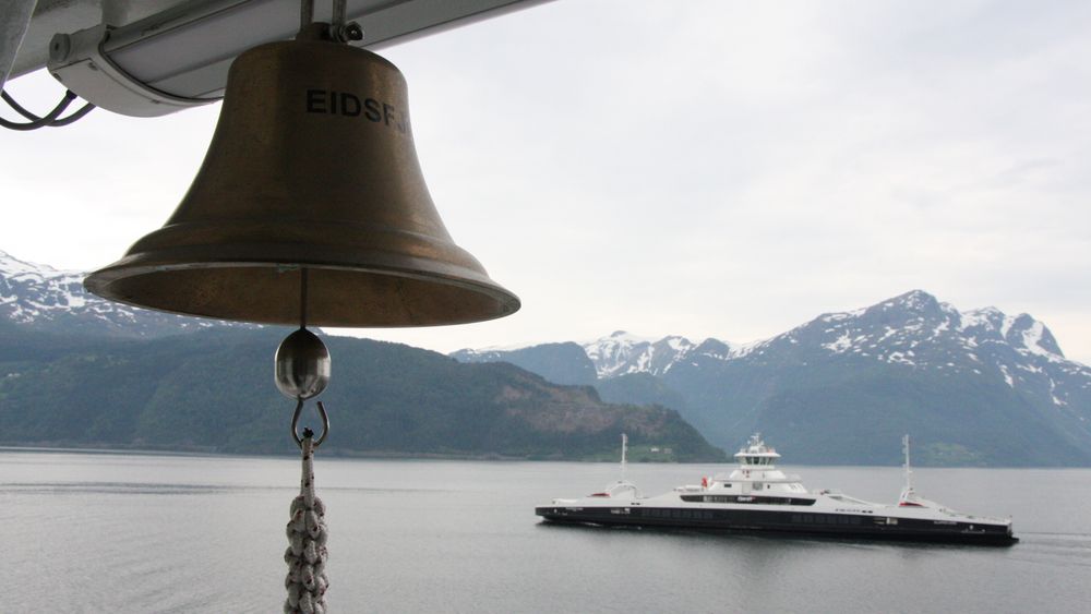Varselkokkene ringer for norske verft. De fleste ferger bygges nå i Tyrkia, deriblant disse to: MF Gloppefjord sett fra MF Eidsfjord. 