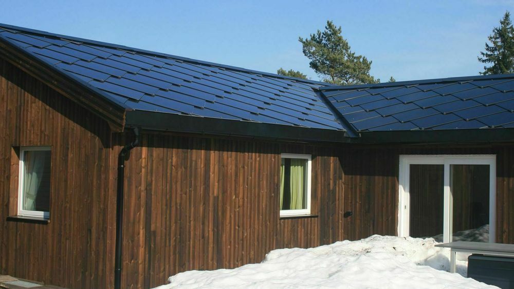 Hvert år skiftes mellom 6000 og 15.000 tak i Norge. Med solcelletakstein får man både tett tak og «gratis» strøm. 