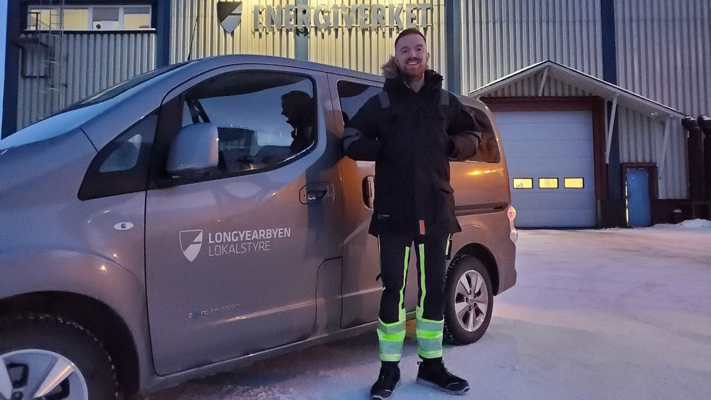 Driftsingeniør Joachim Karlsen i Longyear Energiverk har ikke hatt problemer med å kjøre elbil på Svalbard. Nå vil han teste om elbiler kan hjelpe på effektbalansen i byen.