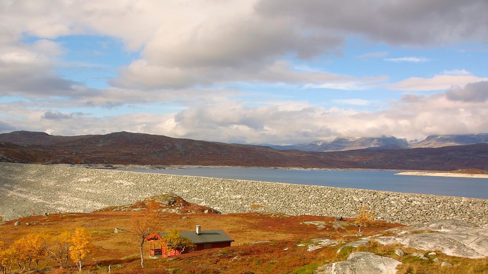 Sysendammen på Hardangervidda. Vi kan spare vannkraftproduksjonen til perioder hvor det er knapphet på vind- og solkraft. På denne måten kan vi bruke vannmagasinene som et grønt batteri for industrialisering i Norge, skriver forfatterne.