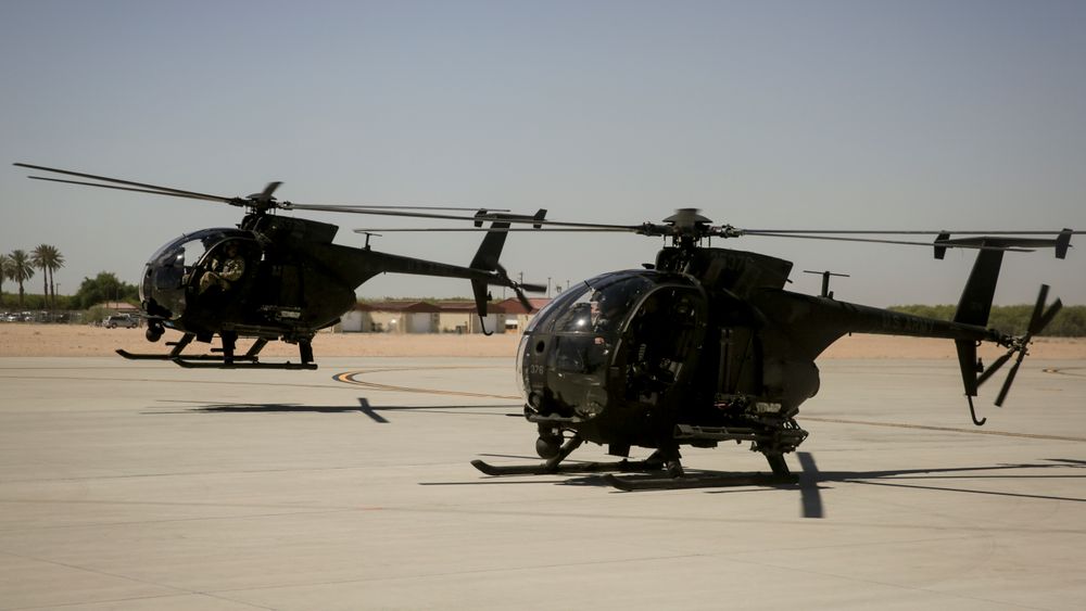 To A/MH-6X Mission Enhanced Little Bird med GAU-19 12,7 mm på Marine Corps-basen Yuma i Arizona. På slike lette helikoptre kan bruk av lettvektsammunisjon eksempelvis bidra til at de kan frakte mer drivstoff og øke utholdenheten i lufta.