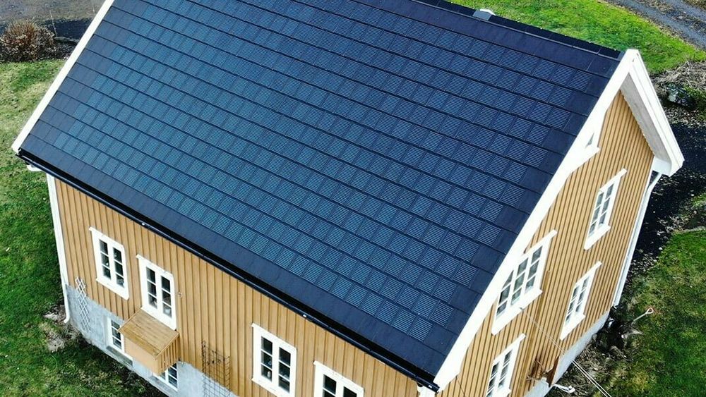 Tekking og solceller i ett: Den nye solcelle-taksteinen fra Grimstad er allerede lagt på et utvalg tak i Norge.
