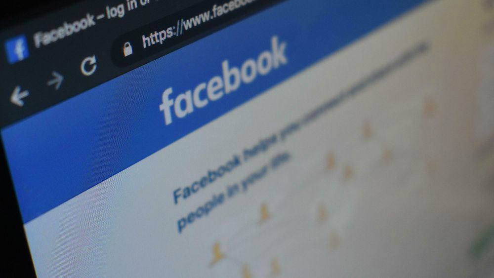 Facebook lover å slette både grupper, sider og enkeltkontoer som gjentatte ganger sprer avkreftede påstander knyttet til covid-19.