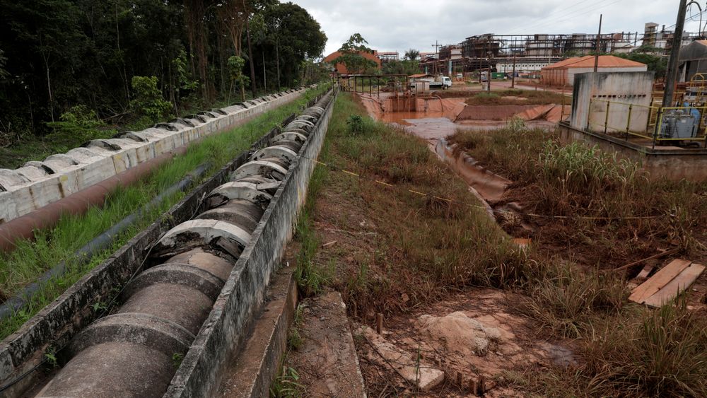 Rørene går fra bauxitt-avleiringene til vannbehandlingsstasjonen ved Norsk Hydros aluminiumsraffineri, Alunorte, i Barcarena, Brasil.