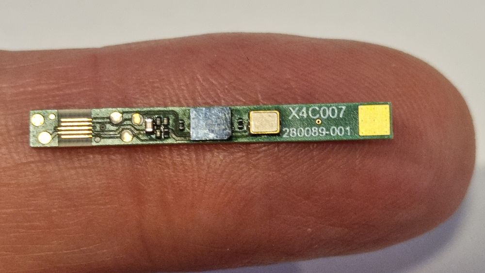 Hele systemet: Hele radarsystemet, med Noveldabrikken i midten er bare 3 x 30 mm.