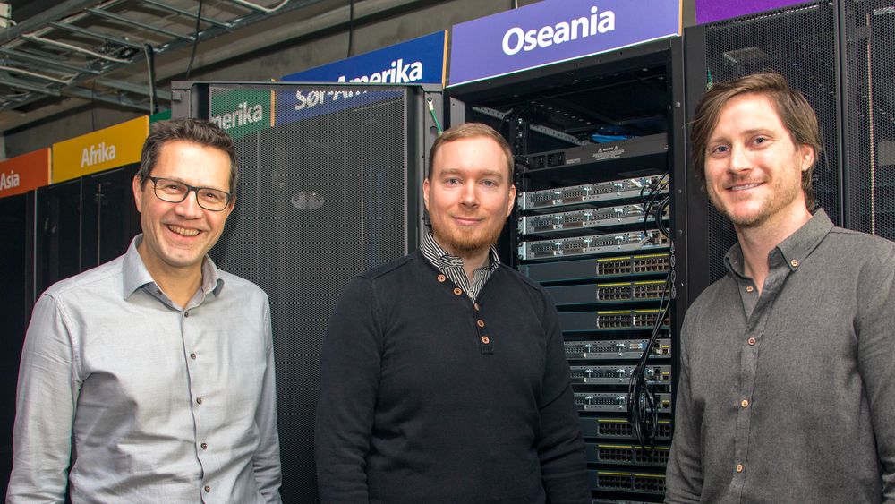 – Vi trenger ikke et eget rom for AI-laben. Det vi trenger er tilgang til GPU-er fra våre egne datamaskiner, sier Rune Wetteland (i midten) og Øyvind Meinich-Bache, her sammen med kontaktperson for Stavanger AI Lab, Tom Ryen (t.v.). 
