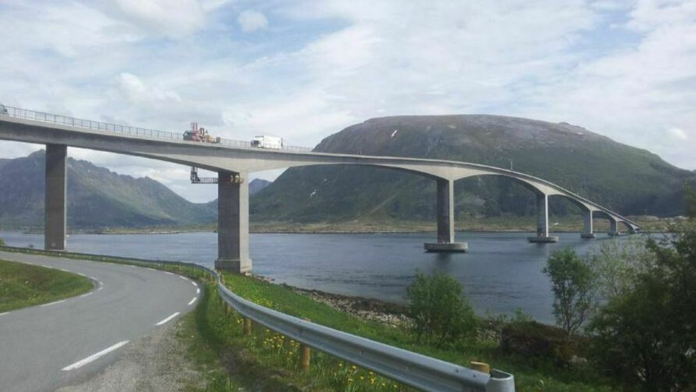 Trivelig på en godværsdag: Gimsøystraumen bru.