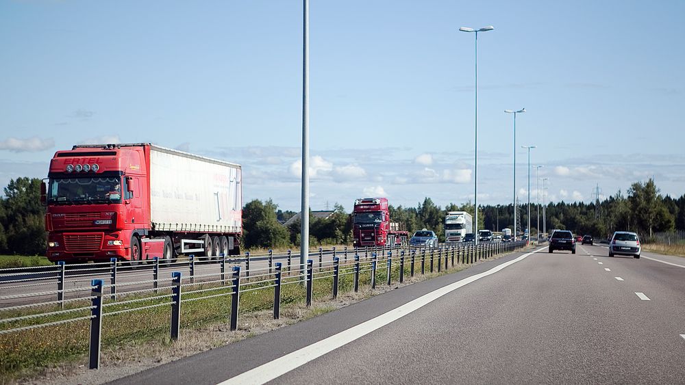 Samferdselsminister Knut Arild Hareide (KrF) ønsker å øke fartsgrensene på motorveiene for å redusere trafikkfarlige situasjoner.