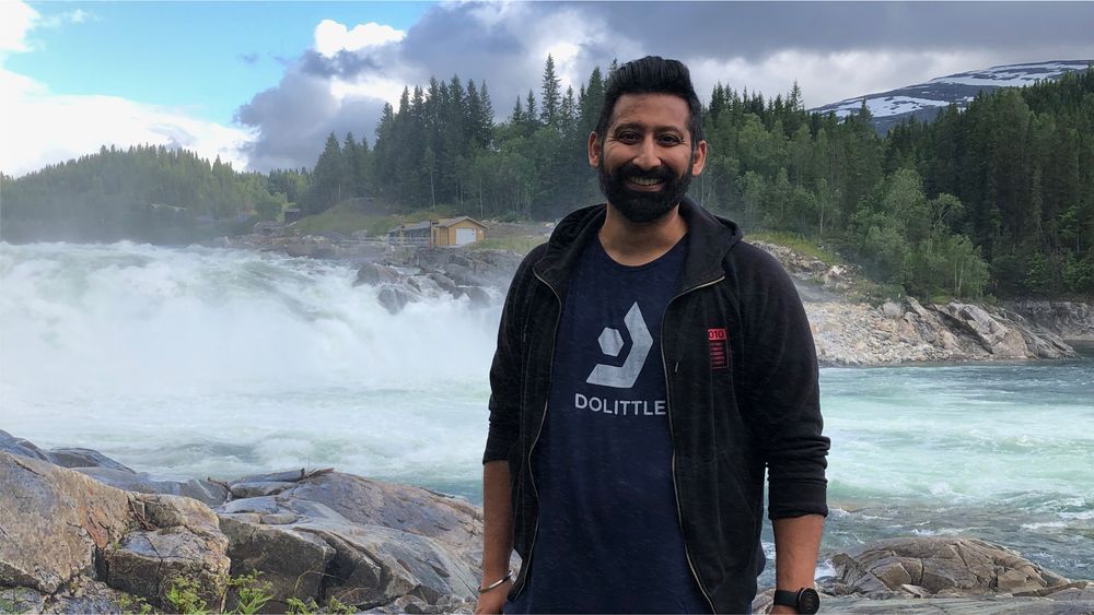 Pavneet Singh Saund er utvikler Dolittle. I intervjuet forteller han blant annet om utbrenthet og hvordan han kom seg tilbake på jobb igjen. Bildet er tatt ved Laksforsen i Grane kommune sommeren 2020.