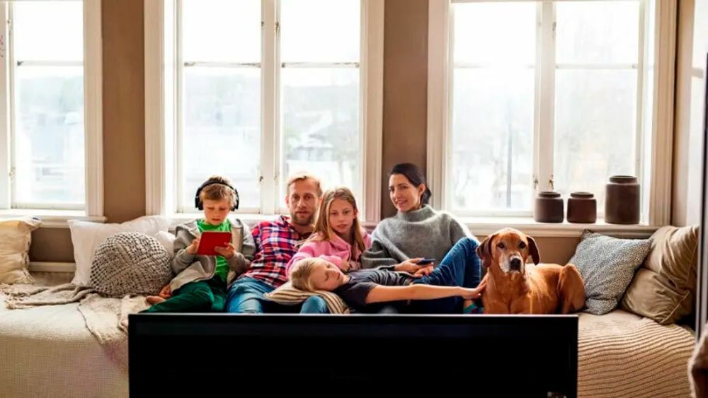 Familiene som prøvde å se på TV-tjenester eller surfe på nett i morgentimene fredag, var kanskje ikke like fornøyde som på dette bildet fra Telia.