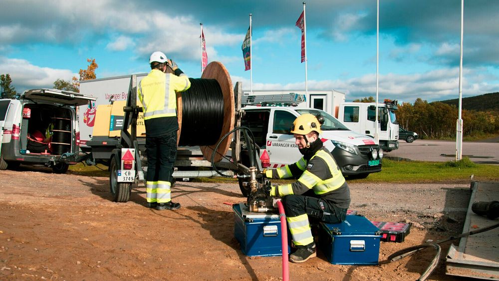 Områdeansvarlig for Varanger Kraftutvikling i Nord-Varanger, Tony Kolstrøm, blåser fiber inn i 40 millimeter rør. Bildet er fra blåsing av fiber gjennom rør ved nye Tana Bru i Finnmark.